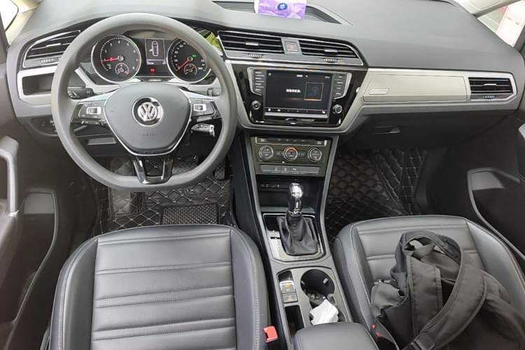 Used Volkswagen Touran 2018 Volkswagen Touran L 280TSI DSG Comfort Edition 7 Seats China VI Standard Center Console