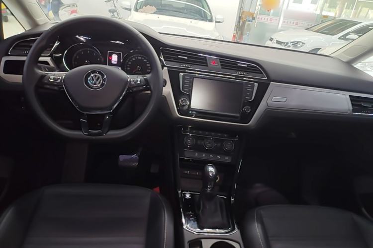 Used Volkswagen Touran 2018 Volkswagen Touran L 330TSI DSG Luxury Edition Center Console