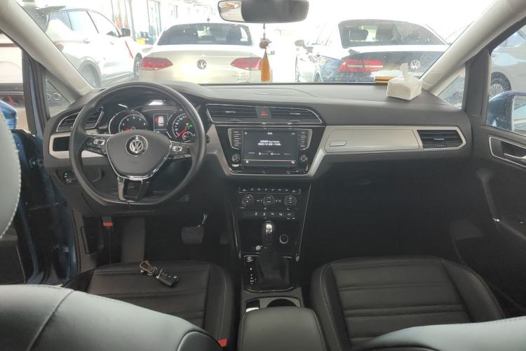 Used Volkswagen Touran 2018 Volkswagen Touran L 280TSI DSG Luxury Edition 7 Seats Center Console