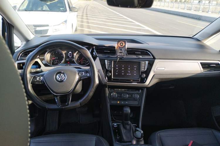 Used Volkswagen Touran 2018 Volkswagen Touran L 280TSI DSG Comfort Edition 6-seater Center Console