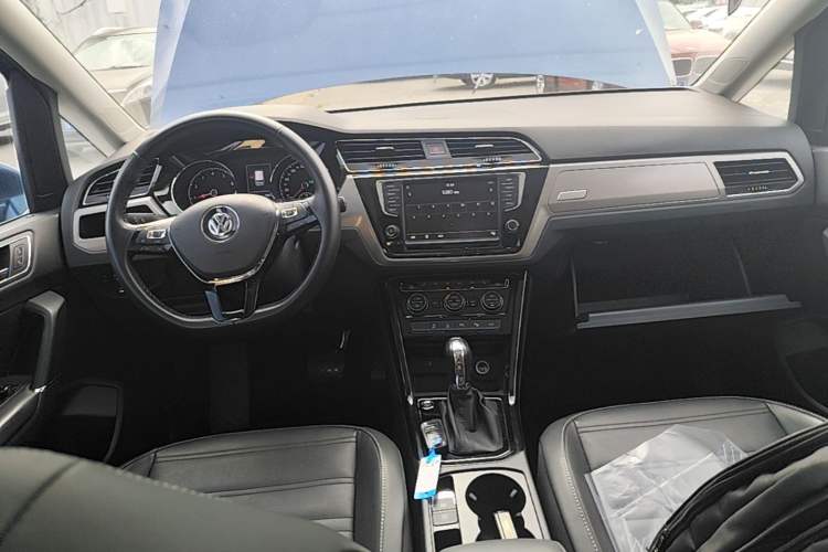 Used Volkswagen Touran 2018 Volkswagen Touran L 280TSI DSG Luxury Edition 7 Seats Center Console