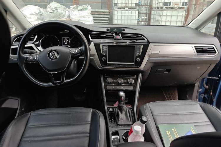 Used Volkswagen Touran 2018 Volkswagen Touran L 280TSI DSG Comfort Edition 7-seater Center Console