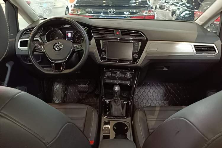 Used Volkswagen Touran 2018 Volkswagen Touran L 280TSI DSG Luxury Edition 7 Seats Center Console
