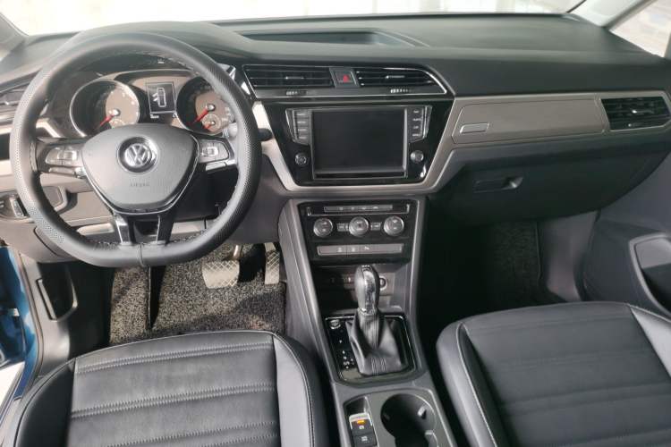 Used Volkswagen Touran 2018 Volkswagen Touran L 280TSI DSG Boundary Edition 7 Seats China VI Standard Center Console