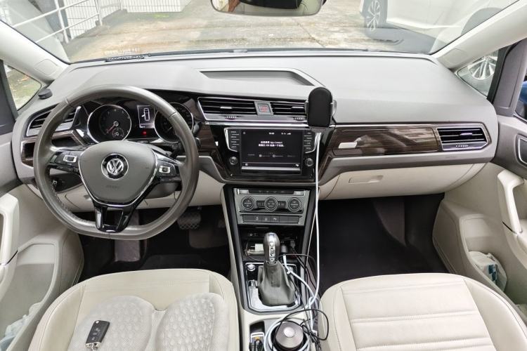 Used Volkswagen Touran 2018 Volkswagen Touran L 280TSI DSG Comfort Edition 7-seater Center Console