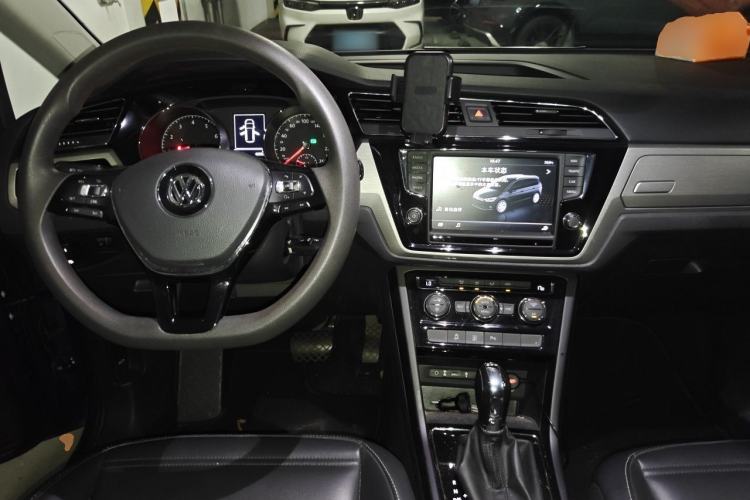 Used Volkswagen Touran 2018 Volkswagen Touran L 280TSI DSG Comfort Edition 7 Seats China VI Standard Center Console