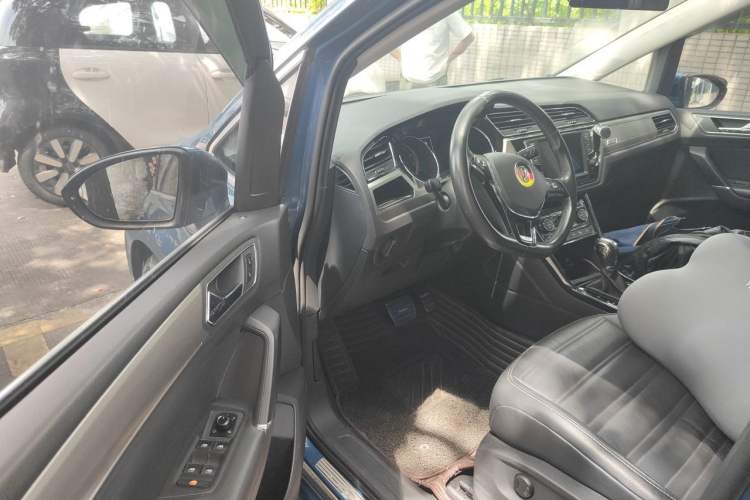 Used Volkswagen Touran 2018 Volkswagen Touran L 330TSI DSG Luxury Edition Driver Seat