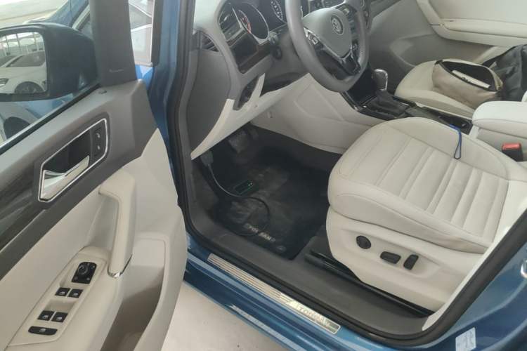 Used Volkswagen Touran 2018 Volkswagen Touran L 280TSI DSG Luxury Edition 6-seater Driver Seat