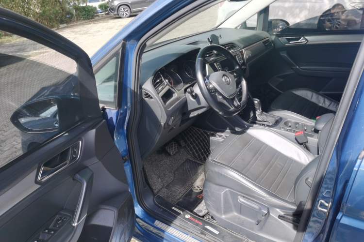 Used Volkswagen Touran 2018 Volkswagen Touran L 280TSI DSG Comfort Edition 7-seater Driver Seat