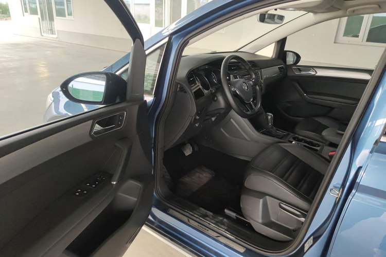 Used Volkswagen Touran 2018 Volkswagen Touran L 280TSI DSG Boundary Edition 7 Seats China VI Standard Driver Seat
