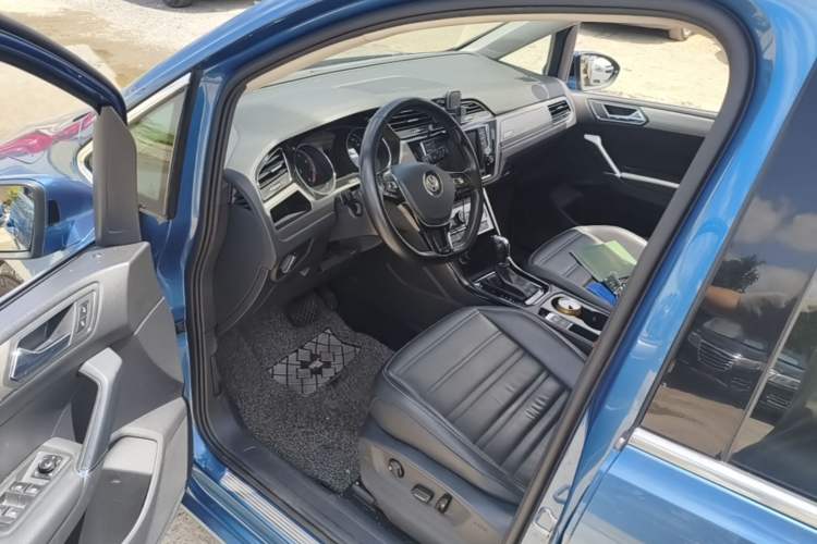 Used Volkswagen Touran 2018 Volkswagen Touran L 330TSI DSG Luxury Edition Driver Seat