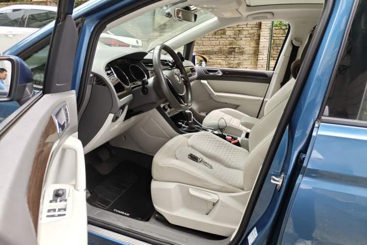 Used Volkswagen Touran 2018 Volkswagen Touran L 280TSI DSG Comfort Edition 7-seater Driver Seat