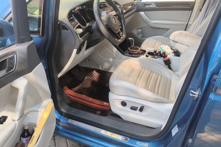 Used Volkswagen Touran 2018 Volkswagen Touran L 280TSI DSG Luxury Edition 6-seater Driver Seat
