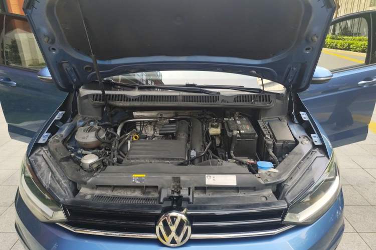 Used Volkswagen Touran 2018 Volkswagen Touran L 280TSI DSG Comfort Edition 7 Seats China VI Standard Engine Bay