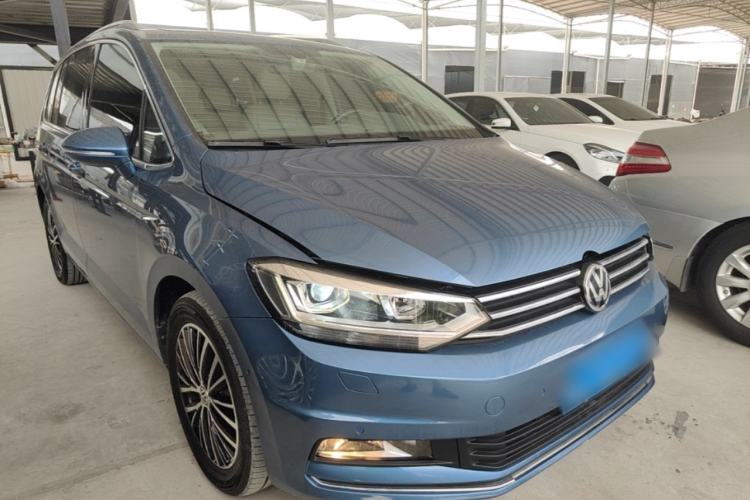 Used Volkswagen Touran 2018 Volkswagen Touran L 280TSI DSG Luxury Edition 6-seater Front Right 45 Deg