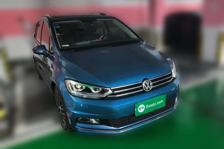 Used Volkswagen Touran 2018 Volkswagen Touran L 280TSI DSG Luxury Edition 7 Seats Front Right 45 Deg