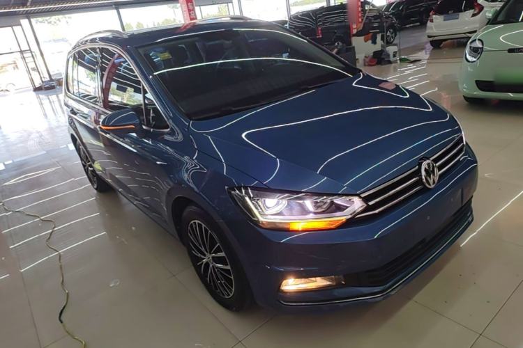Used Volkswagen Touran 2018 Volkswagen Touran L 330TSI DSG Luxury Edition Front Right 45 Deg