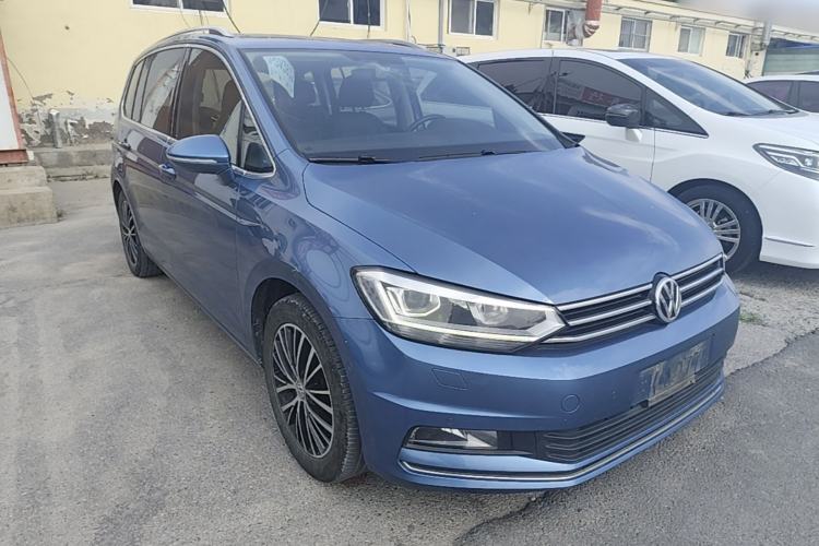 Used Volkswagen Touran 2018 Volkswagen Touran L 280TSI DSG Luxury Edition 7 Seats Front Right 45 Deg