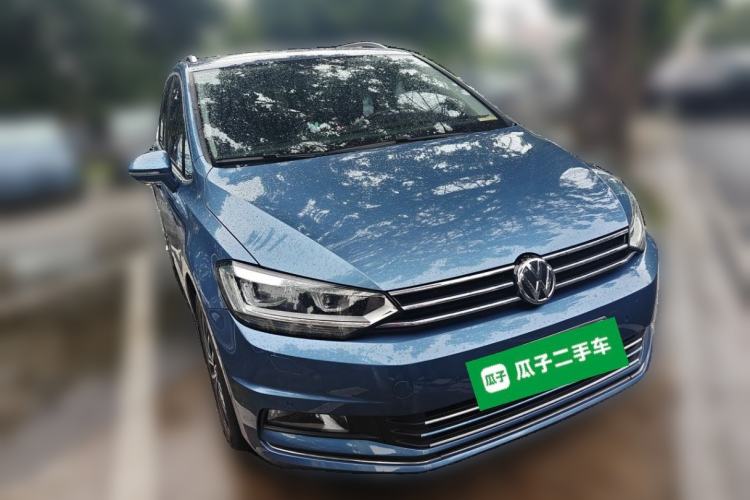 Used Volkswagen Touran 2018 Volkswagen Touran L 280TSI DSG Luxury Edition 6-seater Front Right 45 Deg