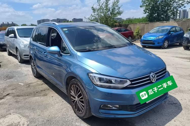 Used Volkswagen Touran 2018 Volkswagen Touran L 330TSI DSG Luxury Edition Front Right 45 Deg