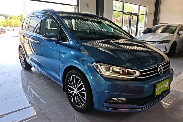 Used Volkswagen Touran 2018 Volkswagen Touran L 280TSI DSG Luxury Edition 6-seater Front Right 45 Deg