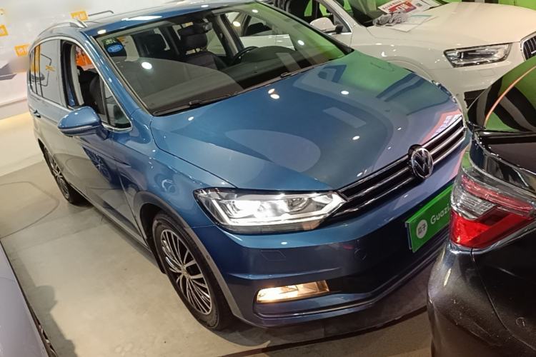 Used Volkswagen Touran 2018 Volkswagen Touran L 280TSI DSG Luxury Edition 7 Seats Front Right 45 Deg
