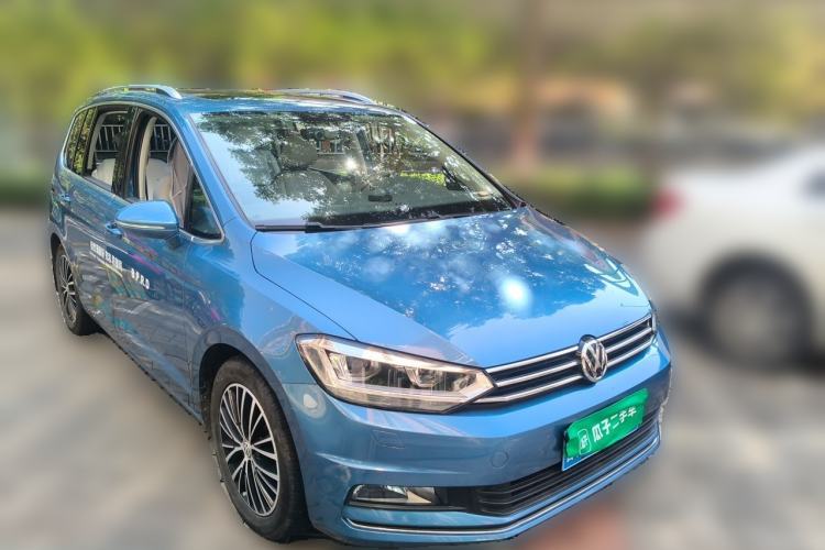 Used Volkswagen Touran 2018 Volkswagen Touran L 280TSI DSG Luxury Edition 6-seater Front Right 45 Deg