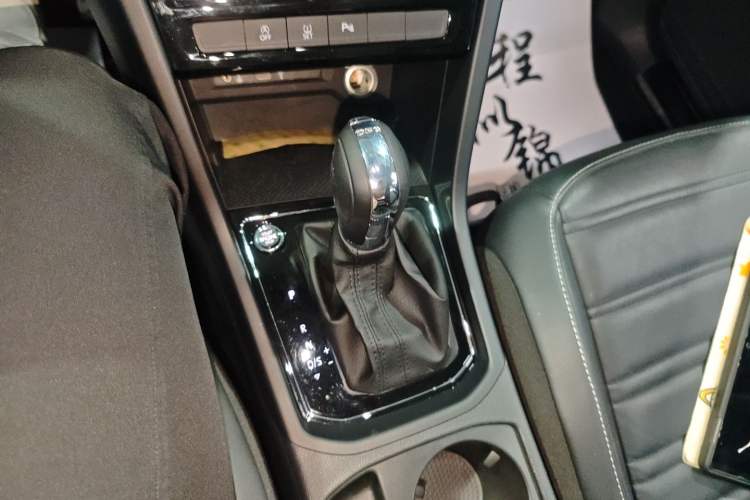 Used Volkswagen Touran 2018 Volkswagen Touran L 280TSI DSG Comfort Edition 7-seater Gear Lever