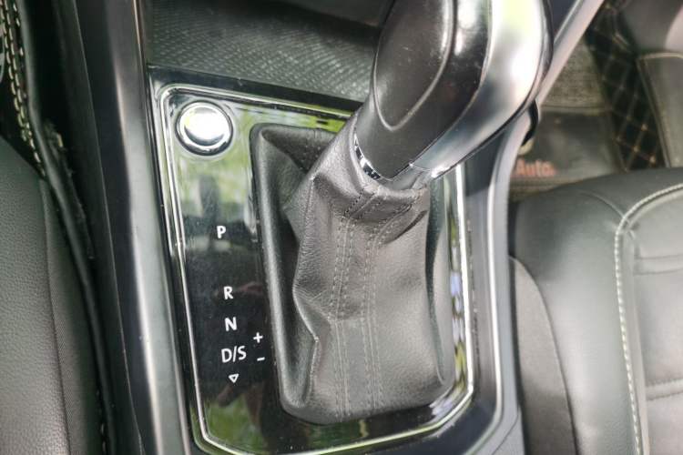 Used Volkswagen Touran 2018 Volkswagen Touran L 280TSI DSG Comfort Edition 7-seater Gear Lever