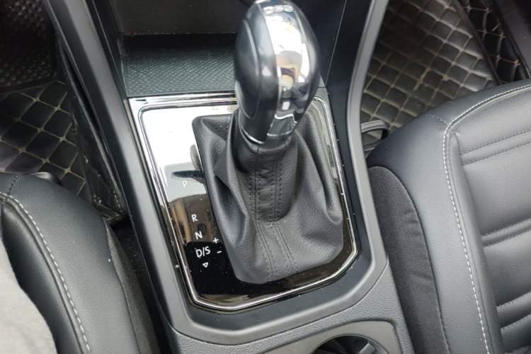 Used Volkswagen Touran 2018 Volkswagen Touran L 280TSI DSG Comfort Edition 7 Seats China VI Standard Gear Lever