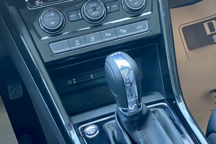 Used Volkswagen Touran 2018 Volkswagen Touran L 330TSI DSG Luxury Edition Gear Lever