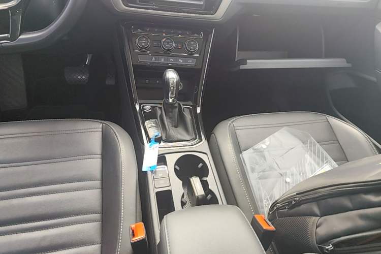 Used Volkswagen Touran 2018 Volkswagen Touran L 280TSI DSG Luxury Edition 7 Seats Gear Lever