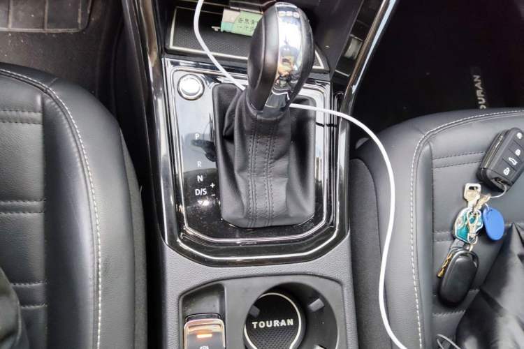 Used Volkswagen Touran 2018 Volkswagen Touran L 280TSI DSG Luxury Edition 7 Seats Gear Lever
