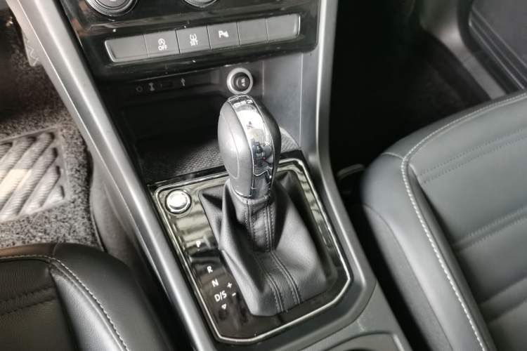 Used Volkswagen Touran 2018 Volkswagen Touran L 280TSI DSG Boundary Edition 7 Seats China VI Standard Gear Lever