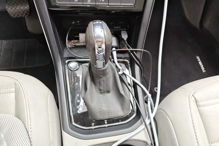 Used Volkswagen Touran 2018 Volkswagen Touran L 280TSI DSG Comfort Edition 7-seater Gear Lever