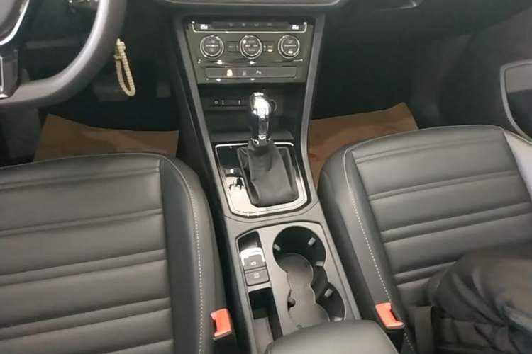 Used Volkswagen Touran 2018 Volkswagen Touran L 280TSI DSG Comfort Edition 7 Seats China VI Standard Gear Lever