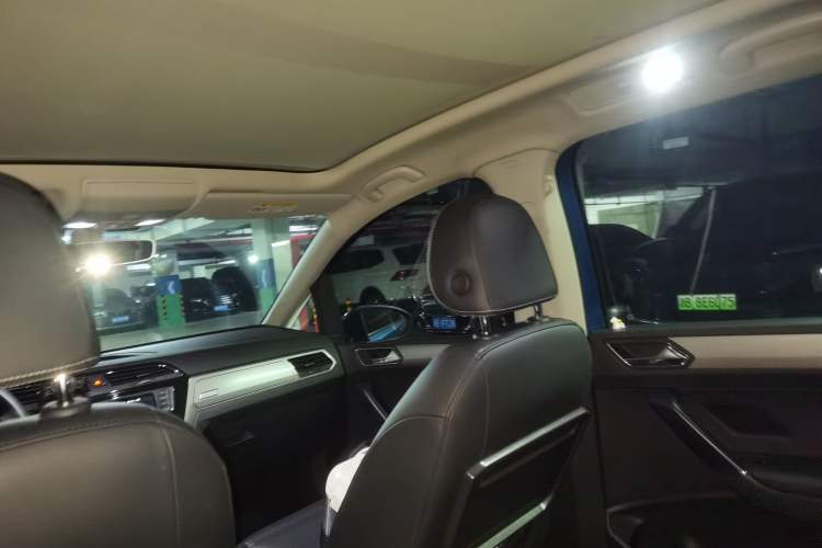 Used Volkswagen Touran 2018 Volkswagen Touran L 280TSI DSG Comfort Edition 7 Seats China VI Standard Headliner