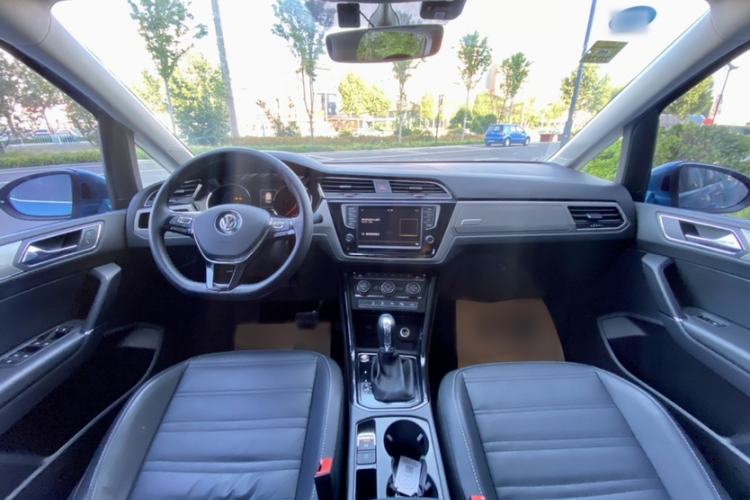 Used Volkswagen Touran 2018 Volkswagen Touran L 330TSI DSG Luxury Edition Interior 2