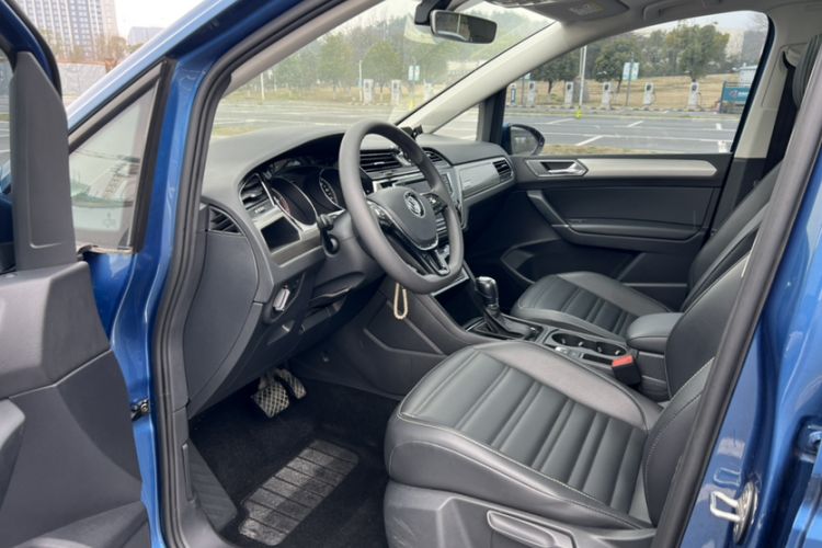 Used Volkswagen Touran 2018 Volkswagen Touran L 280TSI DSG Comfort Edition 7 Seats China VI Standard Interior 2