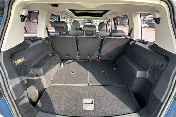 Used Volkswagen Touran 2018 Volkswagen Touran L 280TSI DSG Comfort Edition 7-seater Interior 3