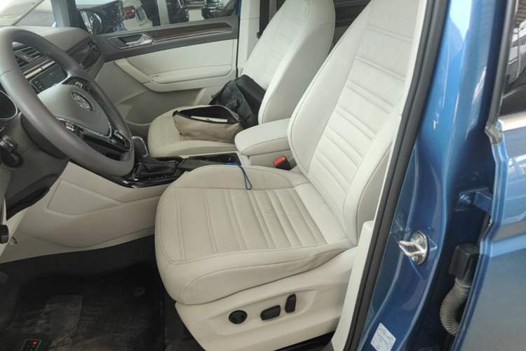 Used Volkswagen Touran 2018 Volkswagen Touran L 280TSI DSG Luxury Edition 6-seater Left Front Seat
