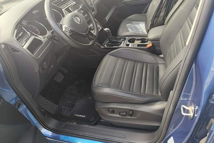Used Volkswagen Touran 2018 Volkswagen Touran L 280TSI DSG Luxury Edition 7 Seats Left Front Seat