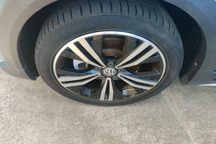 Used Volkswagen Touran 2018 Volkswagen Touran L 280TSI DSG Boundary Edition 7 Seats China V Emission Standard Left Front Wheel Hub
