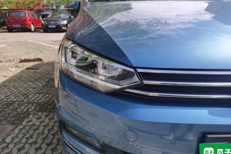 Used Volkswagen Touran 2018 Volkswagen Touran L 280TSI DSG Comfort Edition 7-seater Right Front Headlight