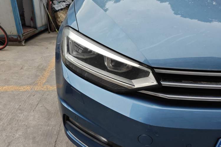 Used Volkswagen Touran 2018 Volkswagen Touran L 280TSI DSG Comfort Edition 7-seater Right Front Headlight
