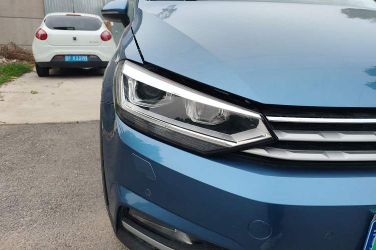 Used Volkswagen Touran 2018 Volkswagen Touran L 280TSI DSG Boundary Edition 7 Seats China VI Standard Right Front Headlight
