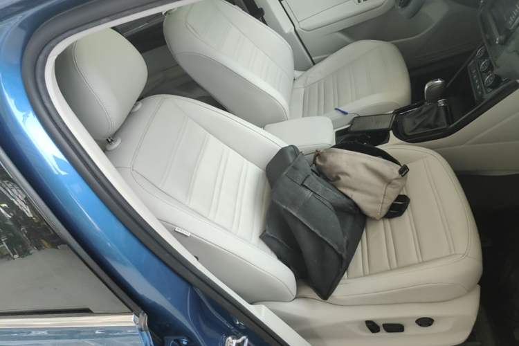 Used Volkswagen Touran 2018 Volkswagen Touran L 280TSI DSG Luxury Edition 6-seater Right Front Seat