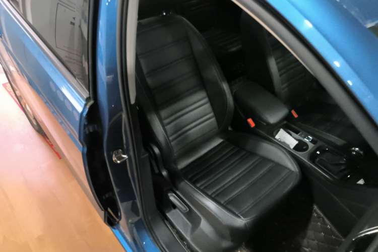 Used Volkswagen Touran 2018 Volkswagen Touran L 280TSI DSG Comfort Edition 7 Seats China VI Standard Right Front Seat