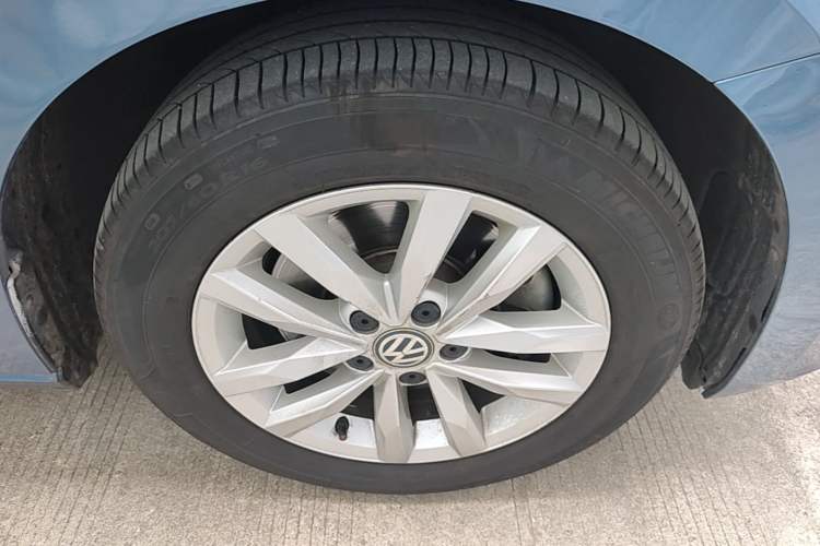Used Volkswagen Touran 2018 Volkswagen Touran L 280TSI DSG Comfort Edition 7 Seats China VI Standard Right Front Wheel Hub