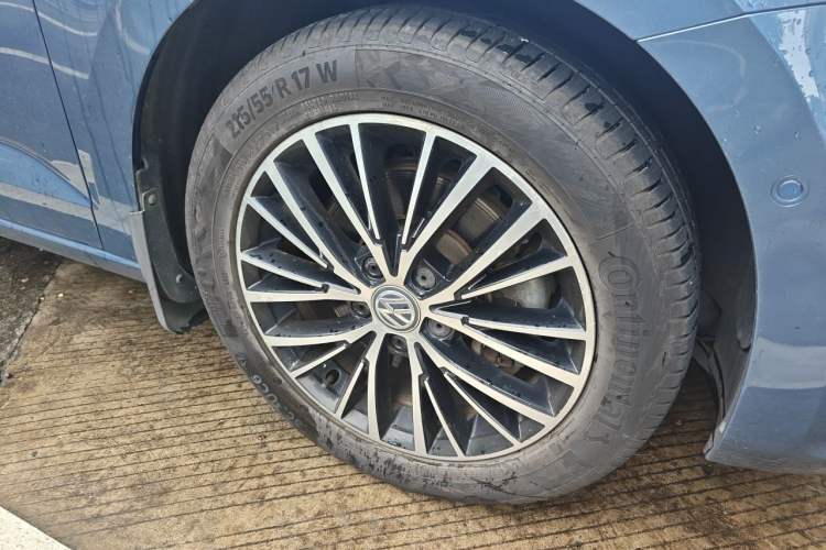 Used Volkswagen Touran 2018 Volkswagen Touran L 280TSI DSG Luxury Edition 6-seater Right Front Wheel Hub